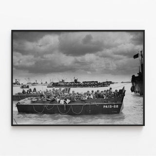 Affiche Debarquement Normandie - Bateau de débarquement avec soldats et véhicules alliés