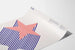 Dekoratives Poster mit rotem und blauem Stern in geometrischen Linien