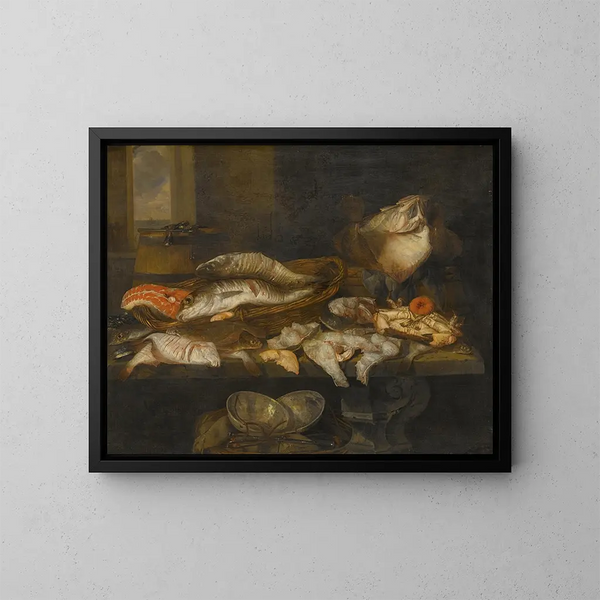 Natur stillleben mit Lachs, Flunder, Krabbe und anderen Fischen, die auf einem Tisch angeordnet sind, Blick auf das Meer im Hintergrund - Abraham van Beijeren — gerahmtes Bild an der Wand