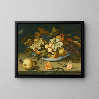 Naturstillleben mit einer Delft-Schüssel voller Früchte auf einem Sims mit Blumen, Insekten und einer Eidechse - Balthasar van der Ast — gerahmtes Bild an der Wand