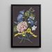 Blumenstrauß mit rosa Nelke, blauem Geißblatt und weißem Jasmin mit rotem und schwarzem Streifenkäfer, Libelle und Fliege - Barbara Regina Dietzsch — gerahmtes Bild an der Wand