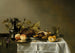 Pfirsiche auf einem Silbertablett, eine Obsttorte, ein kleines Brötchen, ein gravierter Römer und eine silberne Kaffeekanne auf einem teilweise gedeckten Tisch - Kreis von Pieter Claesz — Ansicht des Kunstwerks