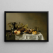Pfirsiche auf einem Silbertablett, eine Obsttorte, ein kleines Brötchen, ein gravierter Römer und eine silberne Kaffeekanne auf einem teilweise gedeckten Tisch - Kreis von Pieter Claesz — gerahmtes Bild an der Wand