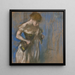Frau, die ihren Korsett trägt - Edgar Degas — gerahmtes Bild an der Wand