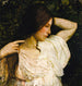 Mädchen, das ihre Haare ordnet - Abbott Handerson Thayer — Ansicht des Kunstwerks