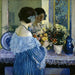 Mädchen in Blau, das Blumen arrangiert - Frederick Carl Frieseke — in einem Innenraum präsentiert