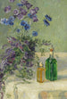 Stillleben mit blauen Blumen und zwei Flaschen auf einem Tisch - Gerda Wegener — Ansicht des Kunstwerks