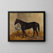 Ein schwarzes Rennpferd in einer Stallung - Henry Stull — gerahmtes Bild an der Wand