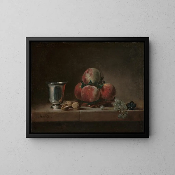 Naturstillleben mit Pfirsichen, einem silbernen Becher, Trauben und Nüssen - Jean Siméon Chardin — gerahmtes Bild an der Wand