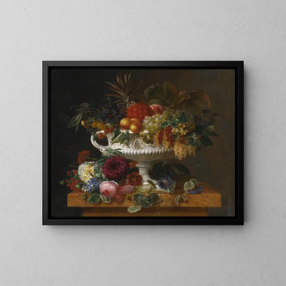 eines klassischen Gemäldes mit Johannisbeeren, Aprikosen, schwarzen Johannisbeeren, Kirschen, Pfirsichen und Ananas auf einem blumengeschmückten Sockel - Johan Laurentz Jensen — gerahmtes Bild an der Wand