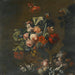 Stillleben mit Rosen, geflammten Tulpen, Pfingstrosen und anderen Blumen in einer geschnitzten Vase, mit Trauben und einem Ara - Simon Verelst — in einem Innenraum präsentiert