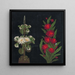Nénuphars blancs dans une fontaine à deux niveaux et fleurs rouges aux feuilles pointues sur fond noir - Anonym — gerahmtes Bild an der Wand