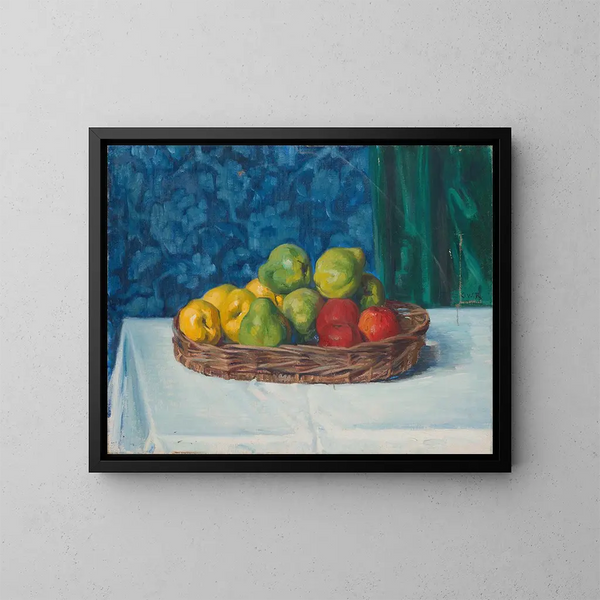 Stillleben: Obstkorb auf einem Tisch vor einem Vorhang und einer Tapete - Ottilie Wilhelmine Roederstein — gerahmtes Bild an der Wand