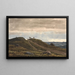 Landschafts-Kunstdruck mit einem sandigen Weg, der auf einen Heidehügel führt. Rechts Blick auf eine weite Landfläche mit Mooren. Aus der Region Raageleje - P. C. Skovgaard — gerahmtes Bild an der Wand