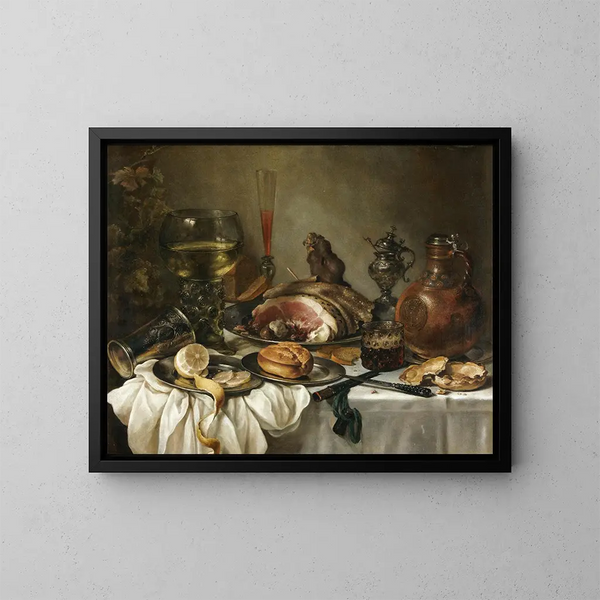 Stillleben mit einem Römer, einer Terrakottakanne, einem umgestürzten Silberbecher, einem Schinken und anderen Gegenständen auf einem Tischtuch - Pieter Claesz — gerahmtes Bild an der Wand
