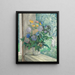 Naturstillleben mit Chrysanthemen, Glockenblumen, Kornblumen und Gänseblümchen in einer weißen Vase - Sergey Chekhonin — gerahmtes Bild an der Wand