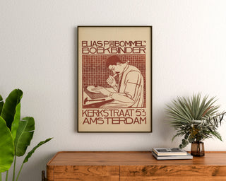 Jugendstil-Plakat – Elias van Bommel – Theo Molkenboer, gerahmt über einer Holzkommode zwischen Pflanzen.