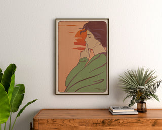 Jugendstil-Plakat – L’Heure du silence – Henri Meunier, gerahmt über einer Holzkommode zwischen Pflanzen.