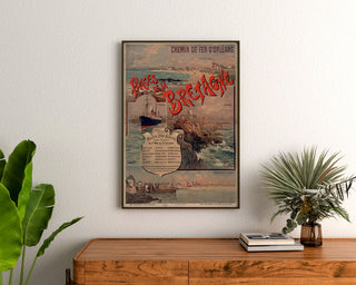 Vintage-Poster Bretagne – Strände der Bretagne, Orléans, gerahmt über einer Holzkommode zwischen Pflanzen.