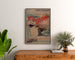Vintage-Poster Bretagne – Strände der Bretagne, Orléans, gerahmt über einer Holzkommode zwischen Pflanzen.