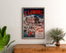 Vintage-Poster Bretagne – Saint-Lunaire, Seebäder, gerahmt über einer Holzkommode, zwischen Pflanzen.