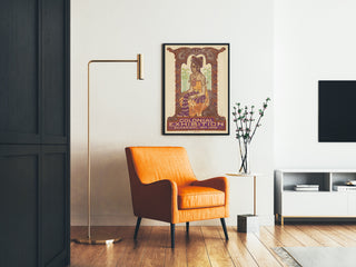 Historisches Plakat – Koloniale Ausstellung Semarang, 1914, gerahmt in einem Wohnzimmer mit orangenem Sessel und Stehlampe.
