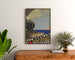 Vintage-Plakat Marseille – Côte d’Azur – Roger Broders, gerahmt über einer Holzkommode zwischen Pflanzen.