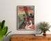 Vintage-Normandie-Poster – "Trouville, Casino Municipal", gerahmt über einer Holzkommode, zwischen Pflanzen.