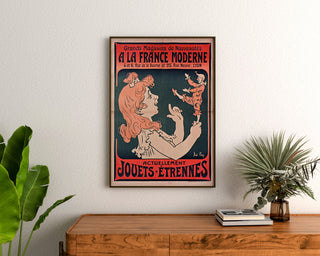 Vintage-Werbeplakat «À la France moderne, Lyon», eingerahmt über einer Holzkommode, zwischen Pflanzen.