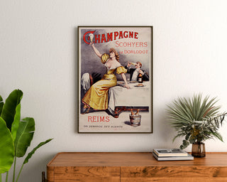 Vintage-Werbeplakat Champagne Scohyers de Dorlodot, eingerahmt über einer Holzkommode, zwischen Pflanzen.