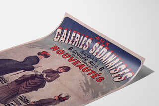 Vintage-Werbeplakat "Galeries sedanaises, Neuheiten", auf leicht gebogener Fläche, perspektivisch gezeigt.