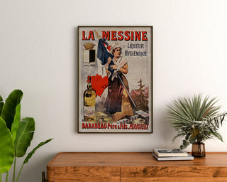 Vintage-Werbeplakat La Messine, Likör, gerahmt über einer Holzkommode, zwischen Pflanzen.