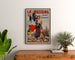 Vintage-Werbeplakat La Messine, Likör, gerahmt über einer Holzkommode, zwischen Pflanzen.