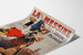Vintage-Werbeplakat La Messine, Likör, auf gebogenem Papierblatt, perspektivische Ansicht.