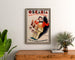 Vintage-Werbeplakat Oscaria, Schuhe, gerahmt über einer Holzkommode zwischen Pflanzen.