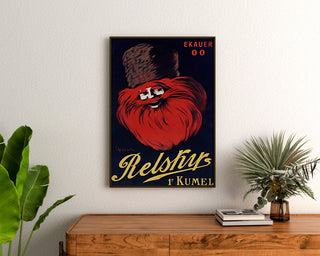 Vintage-Werbeplakat „Relskyr - 1° Kumel“ gerahmt über einer Holzkommode, umgeben von Pflanzen.