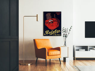 Vintage-Werbeplakat „Relskyr - 1° Kumel“ gerahmt in einem Wohnzimmer mit orangem Sessel und Stehlampe.