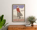Schweizer Vintage-Plakat – Adelboden – Carlo Pellegrini, 1905, gerahmt über einer Holzkommode zwischen Pflanzen.