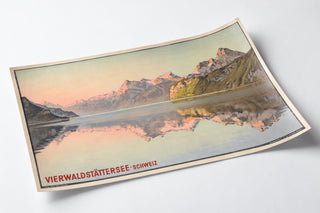 Vintage-Schweiz-Poster – Vierwaldstättersee – Jakob Wyss, auf einer gebogenen Papierseite präsentiert, perspektivisch gesehen.