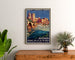 Vintage-Reiseplakat – Avignon, Roman & Mediaeval France, gerahmt über einer Holzkommode zwischen Pflanzen.