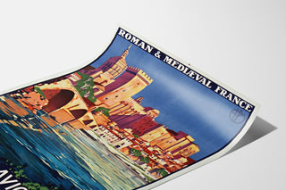 Vintage-Reiseplakat – Avignon, Roman & Mediaeval France, auf einer leicht gewölbten Papierbahn in Perspektive präsentiert.