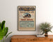 Vintage-Reiseplakat – Bagnoles, Thermalwasser, gerahmt über einer Holzkommode, zwischen Pflanzen.