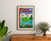 Vintage-Reiseplakat – L’Ain touristique, gerahmt über einer Holzkommode zwischen Pflanzen.