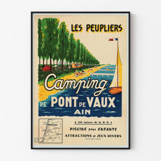 Vintage-Reiseplakat – Les Peupliers, Camping Pont-de-Vaux, in einem schmalen Rahmen an einer hellen Wand.