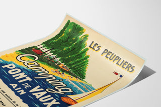 Vintage-Reiseplakat – Les Peupliers, Camping Pont-de-Vaux, auf einer leicht gewölbten Seite liegend, perspektivische Ansicht.