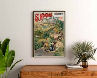 Vintage-Reiseplakat – Saint-Honoré-les-Bains, Thermalquellen, gerahmt über einer Holzkommode zwischen Pflanzen.