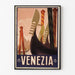 Vintage-Reiseplakat – Venezia, Gondolenspitzen, in einem schmalen Rahmen an einer hellen Wand präsentiert.