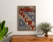 Vintage-Reiseposter – Vichy, Sport das ganze Jahr, gerahmt über einer Holzkommode zwischen Pflanzen.