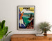 Vintage-Reiseposter – Vichy, Quellen und Tourismus, gerahmt über einer Holzkommode zwischen Pflanzen.