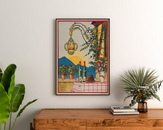 Vintage-Weinplakat – Au bon vin d’Alsace – Hansi, gerahmt über einer Holzkommode zwischen Pflanzen.